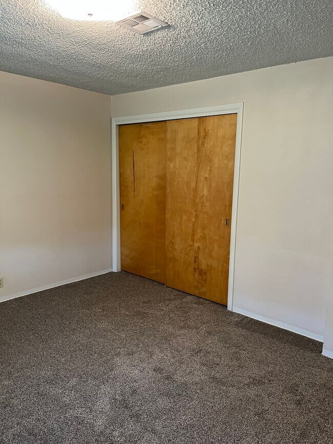 Building Photo - Suburbs Home