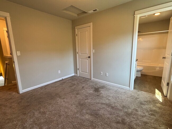 Building Photo - Modern Townhome Available in Wilsonville