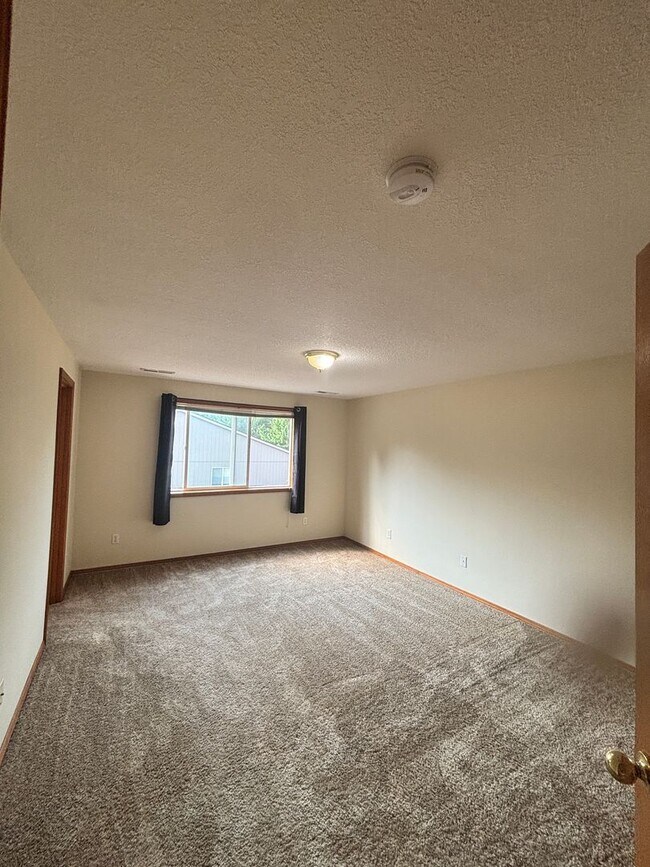 Building Photo - Spacious Tri-Level On Corner Lot