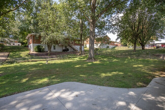 Building Photo - 1122 Major Dr