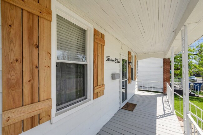 Building Photo - 1304 Dammert Ave