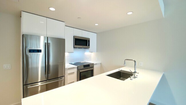 Primary Photo - Available NOW - AE'O 1 BED 1 BATH w/ 1 COV...
