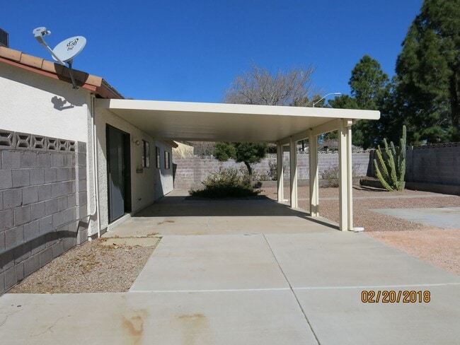 Building Photo - 4 bed, 2 bath, 2 car garage . Boulder City