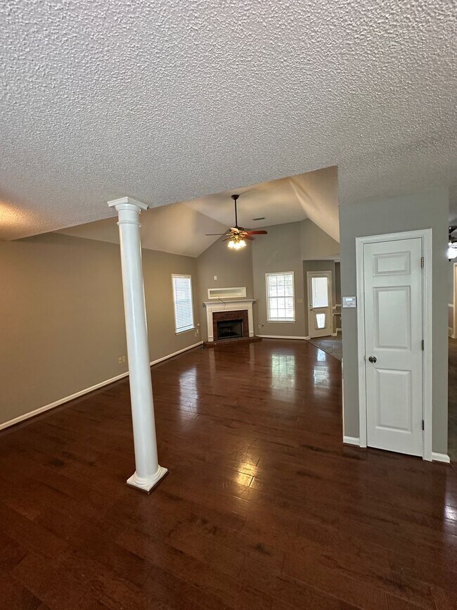 Building Photo - Beautiful 3 Bedroom/2.5 Bath Home on Quail...