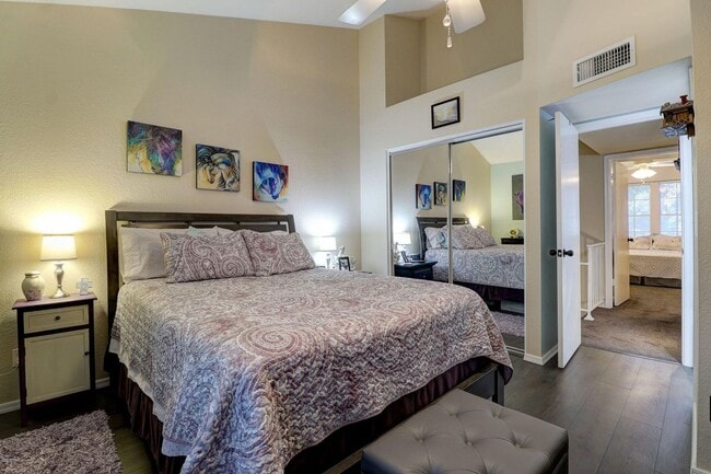 Building Photo - Updated 2 Bed/2.5 Bath Townhome in Great W...