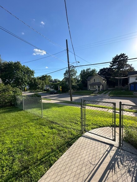 Building Photo - 1819 4th St NE