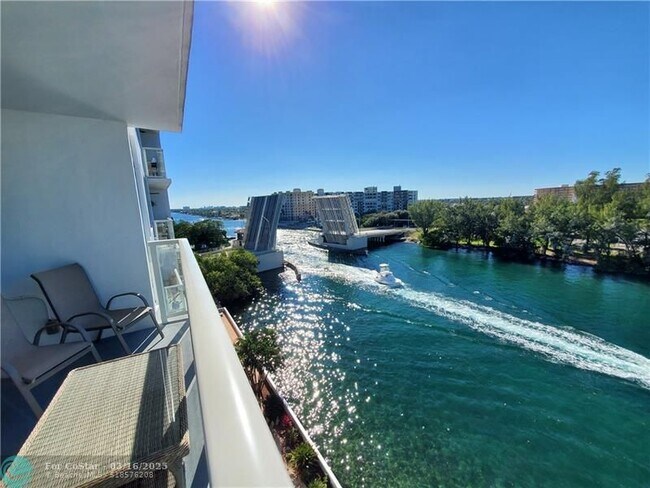 Building Photo - 1401 N Riverside Dr