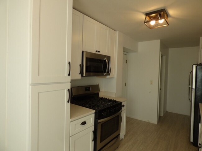 Building Photo - Beautiful 2 bd 1 1/2 ba as soon as July 1 move-in. Great Vernon Hills location!