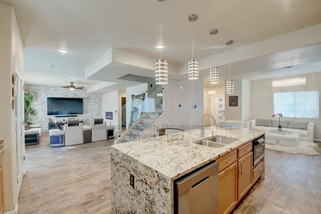 Building Photo - Gorgeous 4 Bedroom House in East Fountain Valley