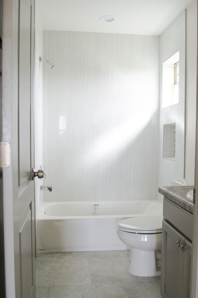 Building Photo - 1010 Jesse St