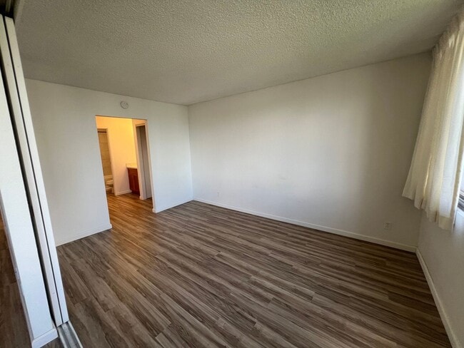 Building Photo - Kukui Plaza Diamond Head Tower- 1 Bed, 1 B...