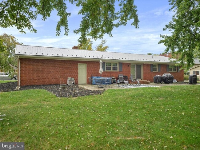 Building Photo - 560 Meadowview Cir