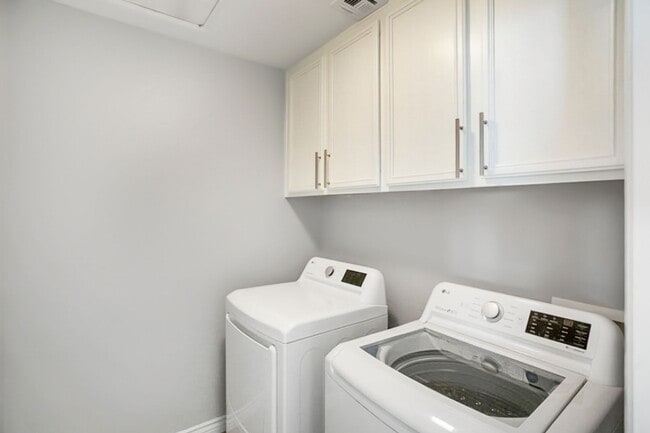 Building Photo - 3 Bed, 2 Bath Single Story West Vegas Beauty