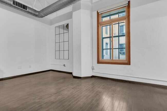 Building Photo - 1645 Vine St