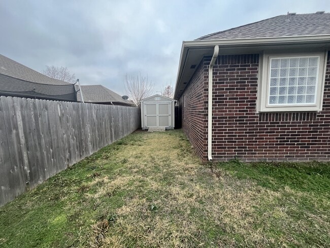 Building Photo - 2321 SW 94th St