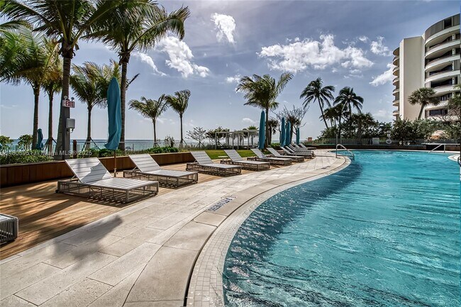 Building Photo - 15701 Collins Ave