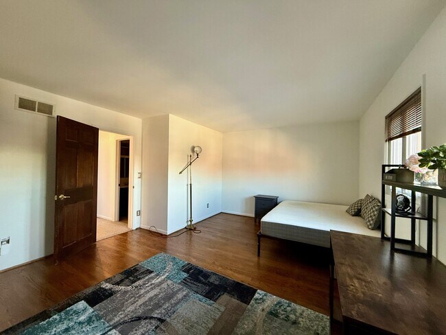 Building Photo - 28 Servan Ct