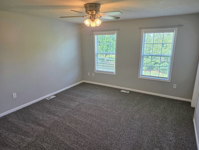 Building Photo - 4543 NE McDougal Ln
