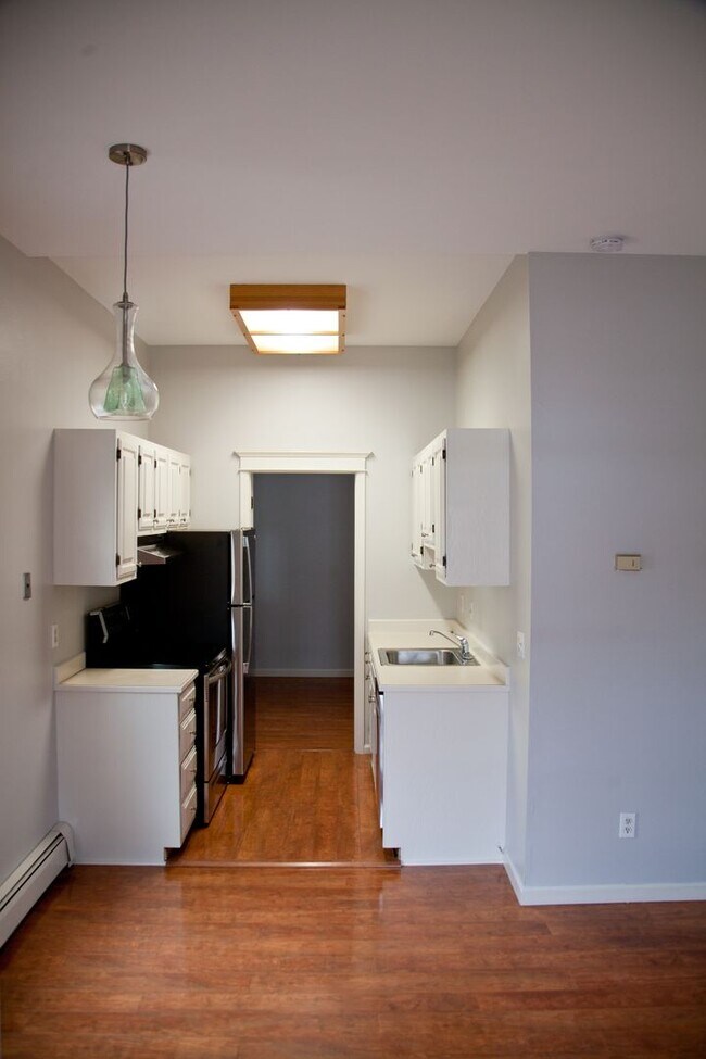 Building Photo - Cozy 1 Bed/1 Bath Victorian Style Complex ...