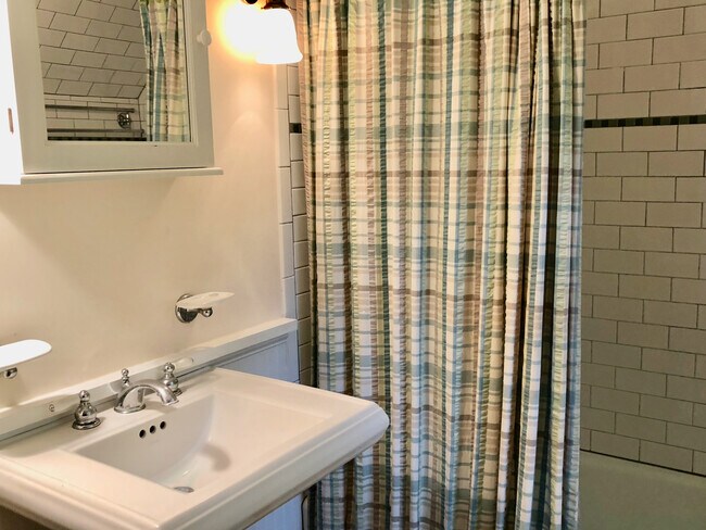 Building Photo - 10 Deer Path