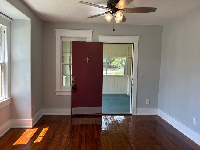 Building Photo - Cozy Newly Renovated Bungalow in Murray Hill!