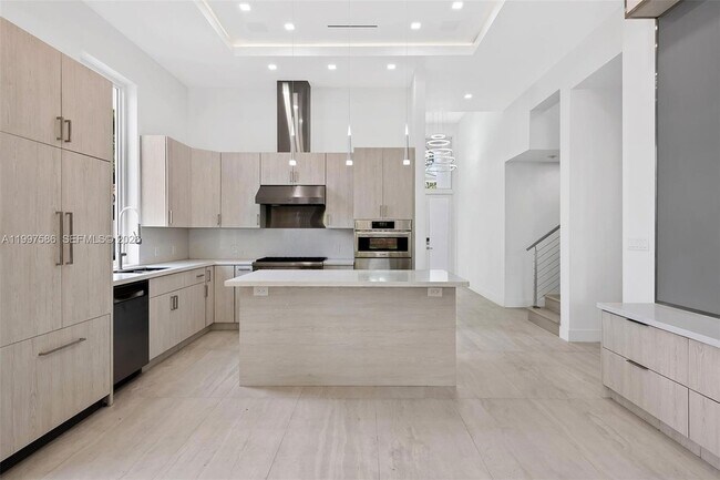 Building Photo - 1615 NE 3rd Ct