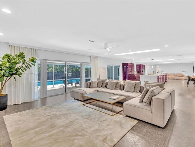 Building Photo - 840 South South Lake Drive, Hollywood, FL ...