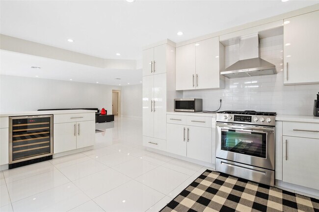 Building Photo - 21100 Highland Lakes Blvd