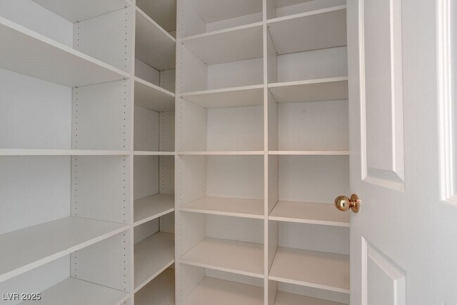 Building Photo - 8953 Diamond Falls Dr