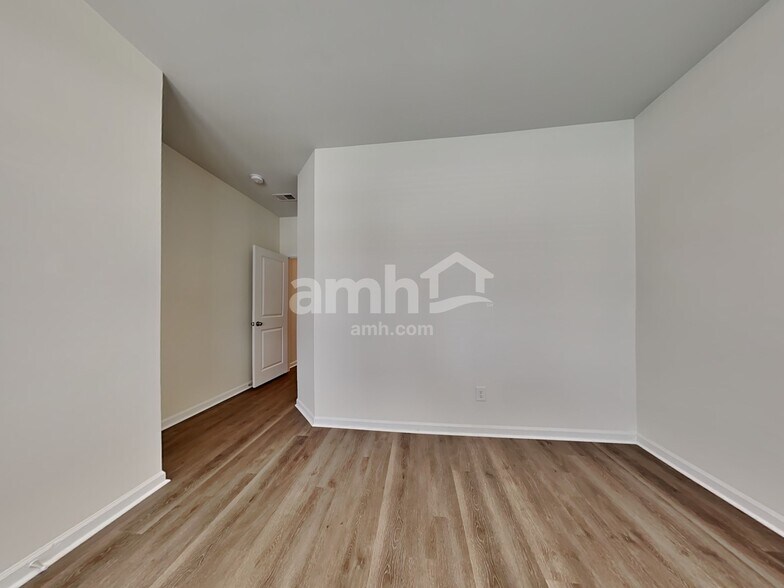 Building Photo - 303 Squire Pope Rd