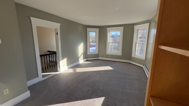 Building Photo - Spacious Sunny 2 BR-Walk to Downtown-Laund...
