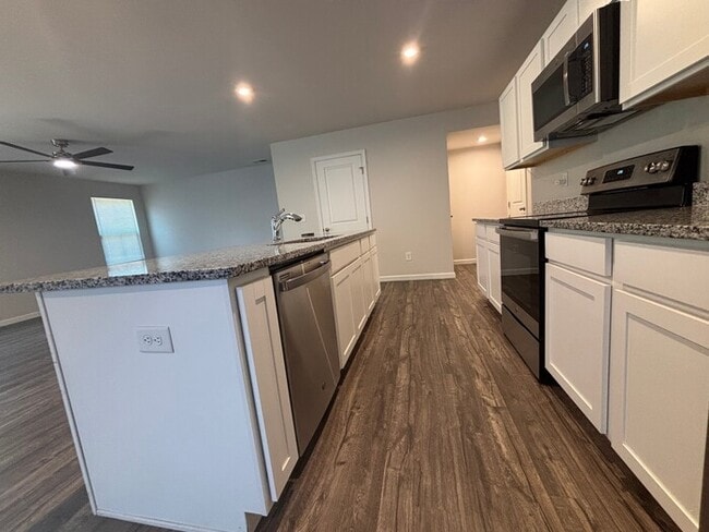 Building Photo - Spacious 5-Bedroom Home in Dillon Lakes