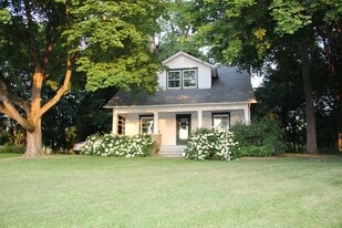 Building Photo - 703 Church Ave