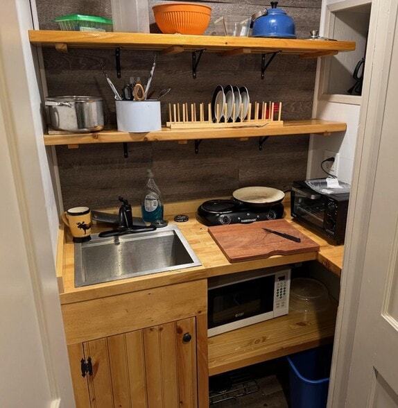 Sorry, this is a horrible picture of the new kitchen space. I'm out of town and a friend took it. - 2820 E Conway Rd