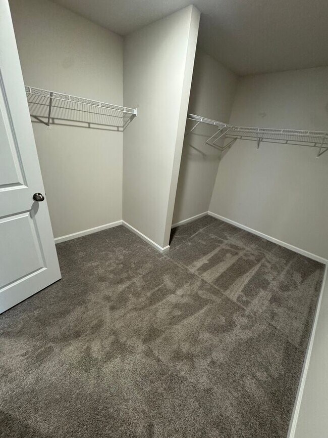 Building Photo - 5BR w/ Backyard & Driveway in Camden, SC