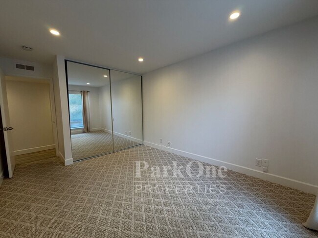 Building Photo - Spacious Condo Near Downtown Walnut Creek Available Now!
