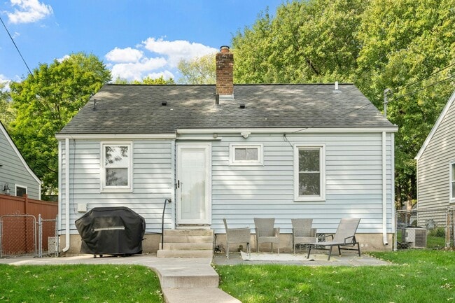 Building Photo - 3141 Idaho Ave S