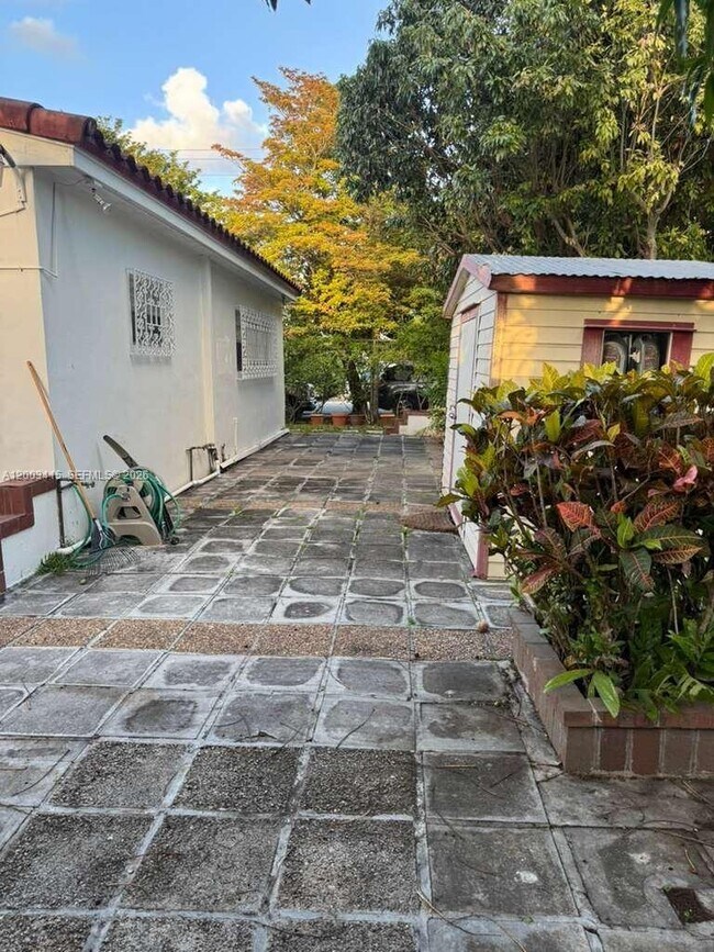 Building Photo - 3600 SW 26th St