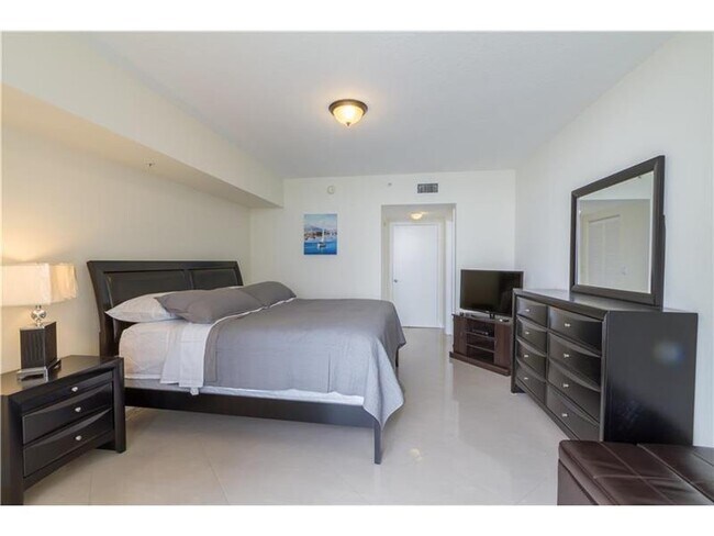 Building Photo - 16699 Collins Ave