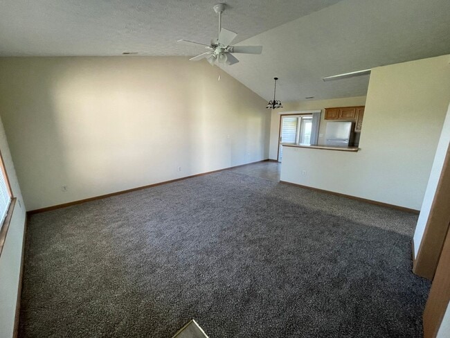 Building Photo - Large 2 Bedroom Condo
