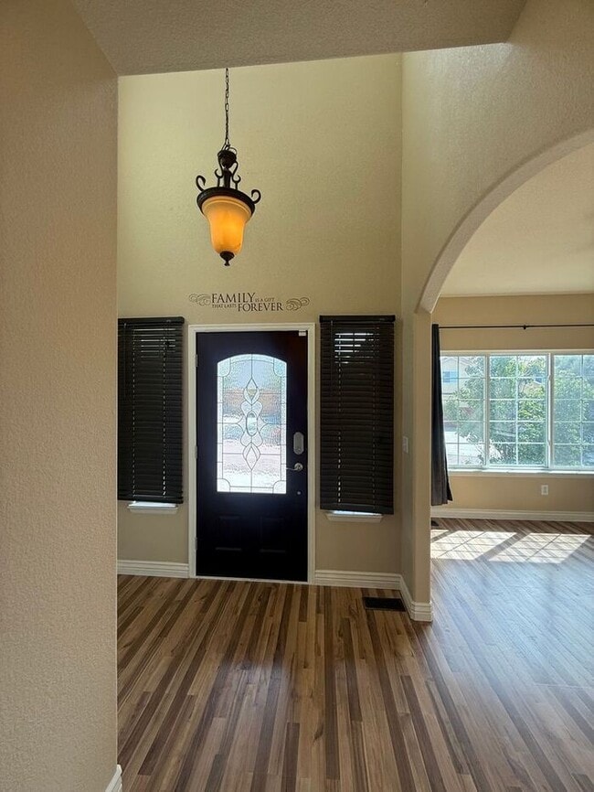 Building Photo - 5-bedroom home with expansive mountain views!