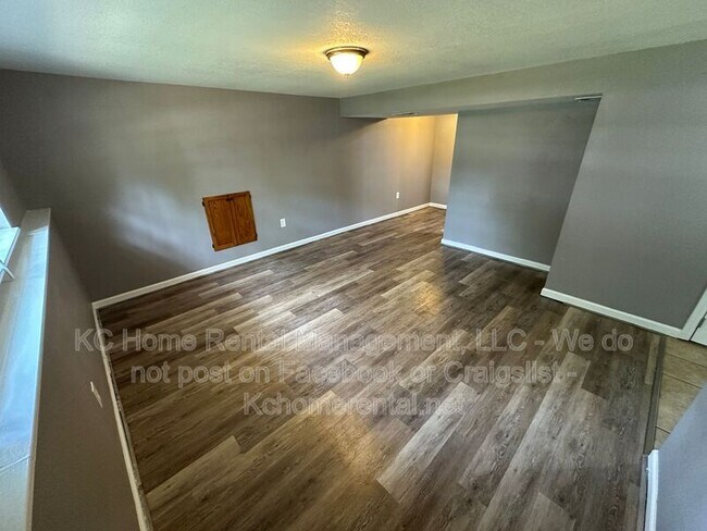 Building Photo - 424 NE Lakeview Dr