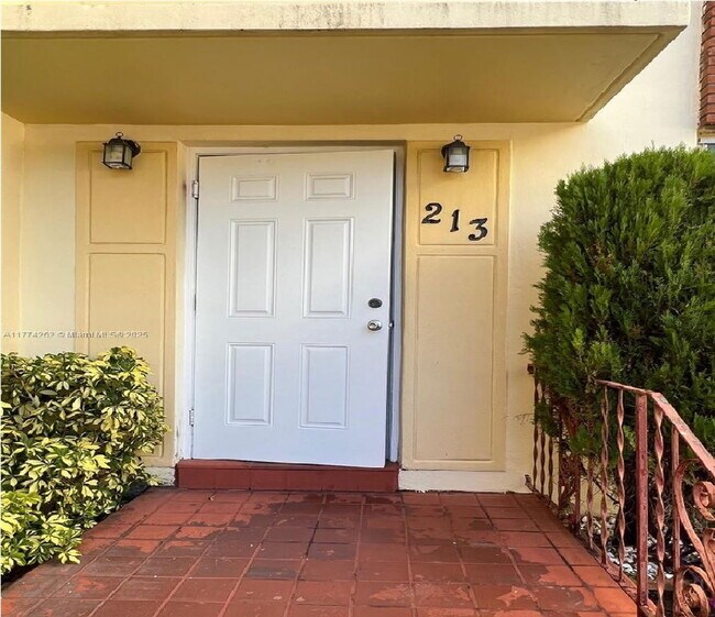 Primary Photo - 215 Zamora Ave