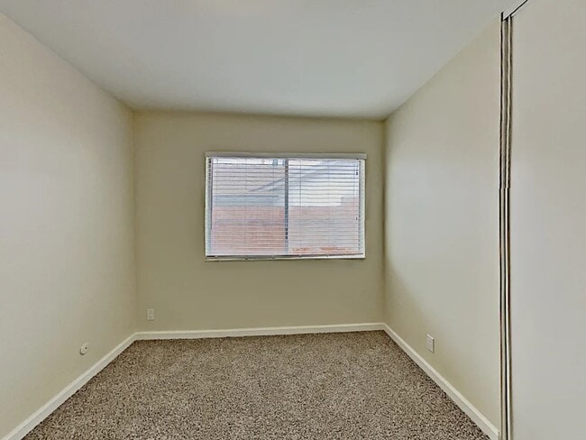 Building Photo - 4355 Laurelhurst Rd