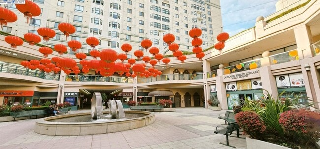 Building Photo - Well-Lit 1 Bedroom, 1 Bathroom Condo in Oa...