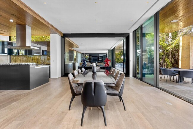 Building Photo - 825 E Dilido Dr