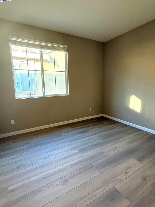 Building Photo - 137 W Questa Trail