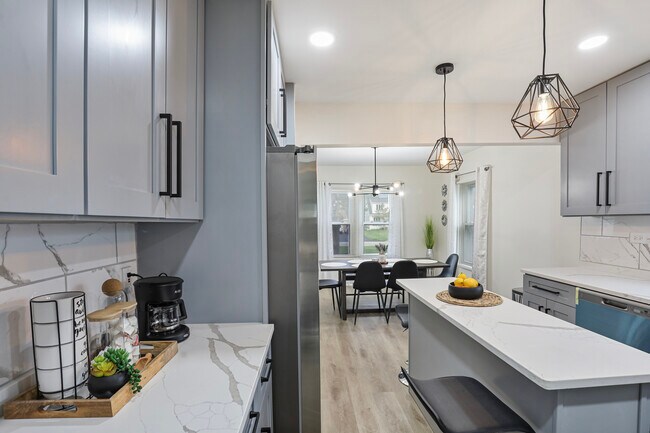 Building Photo - 366 N Hemlock Ave