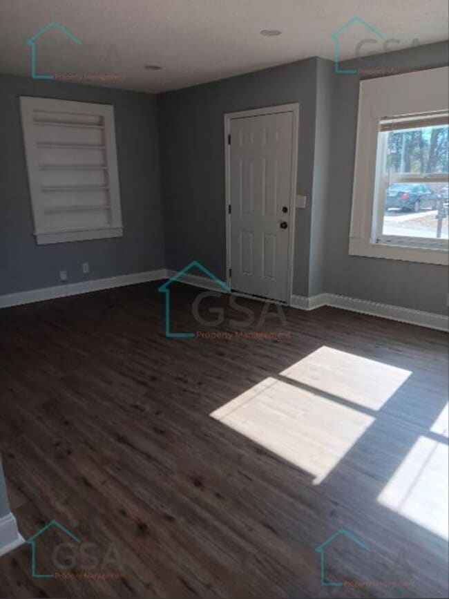 Building Photo - 3 Bedroom 2 Bath Available!