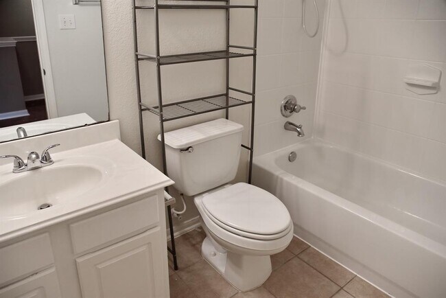 Building Photo - 16016 Summerville Lake Dr